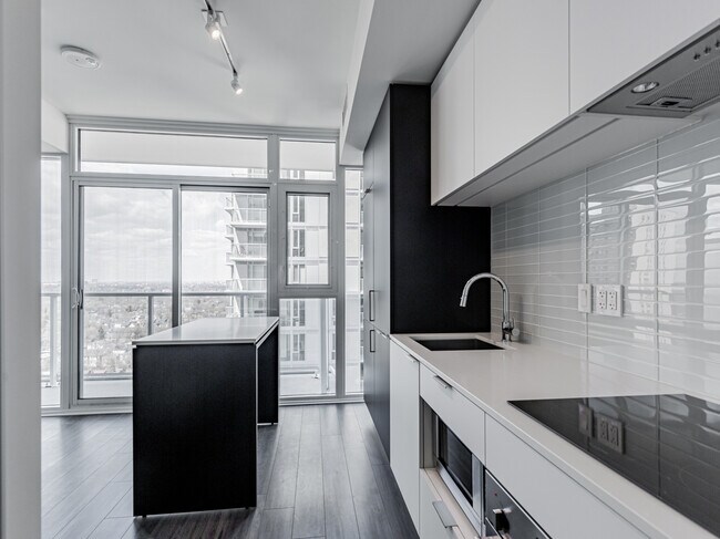 Building Photo - 33 Helendale Av