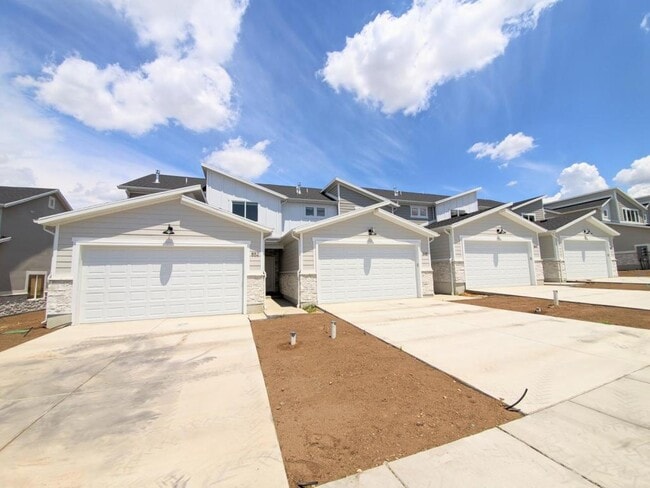 Building Photo - 1048 W 600 S
