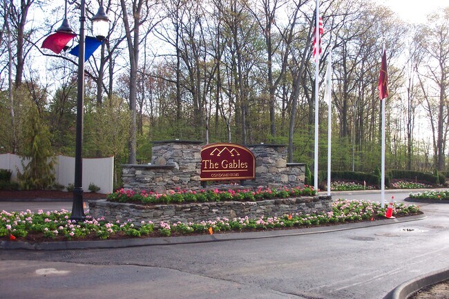 Professional landscaping - 117 Regency Ln