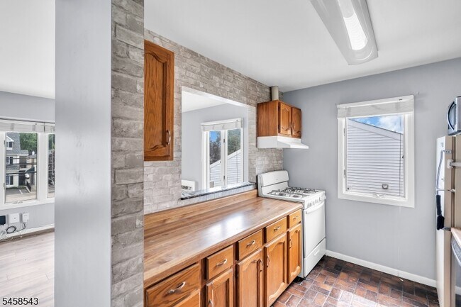 Foto del edificio - 1595 E 2nd St