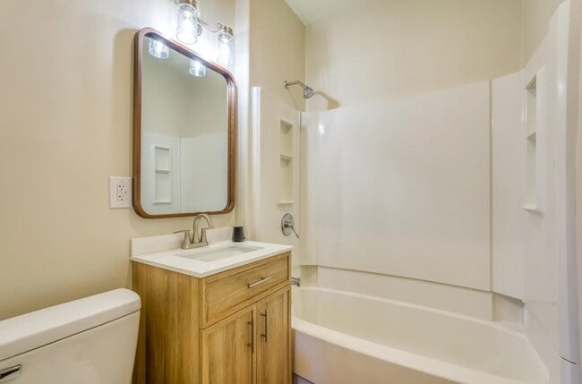 Building Photo - 1600 Frey Ave