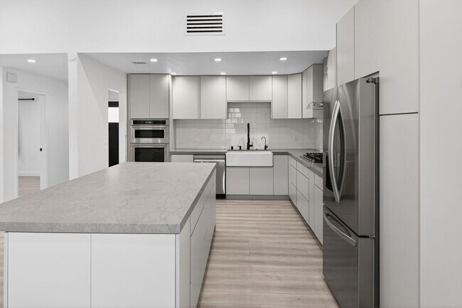 Foto del edificio - NEWLY RENOVATED SINGLE-STORY HOME LOCATED IN LAS VEGAS