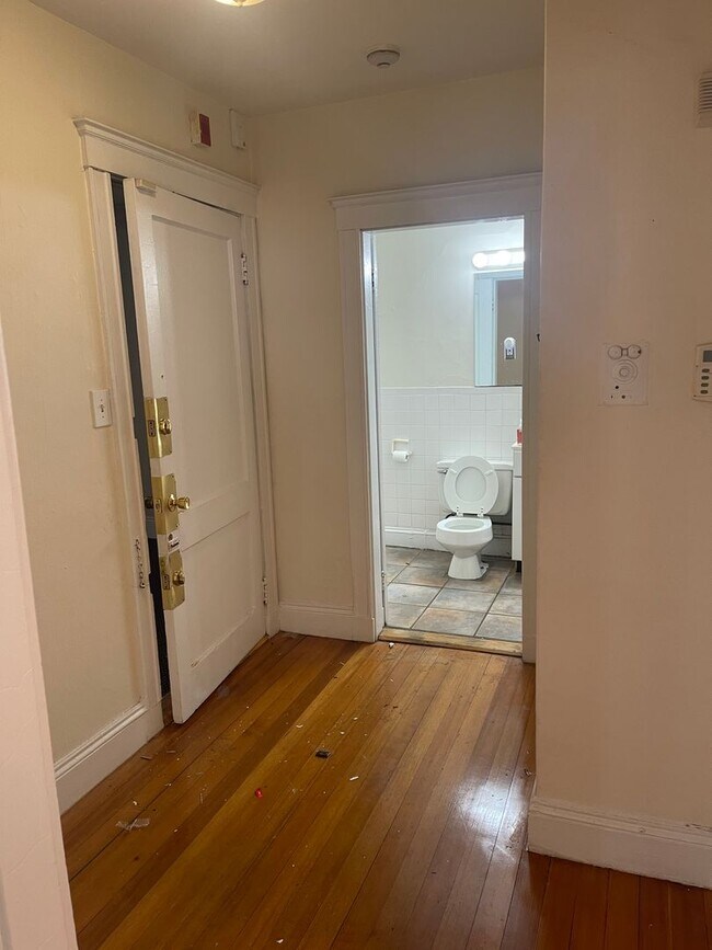 Foto del edificio - Union Sq Over sized Top floor Extremely Sunny 1 bed Eat In Kitchen, 1 Free month