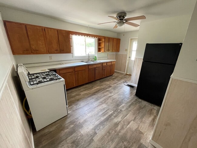 Building Photo - 1108 N Leland Ave