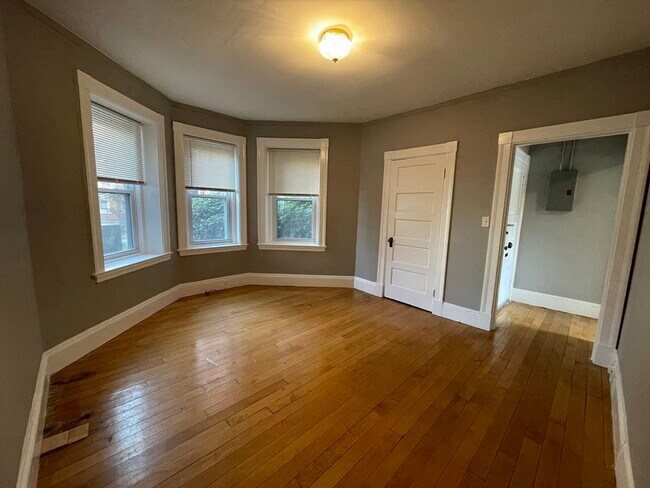 Building Photo - 15 Lynde St