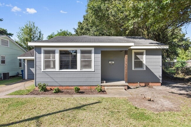 Building Photo - 3 Bed, 2 Bath Home in the Saint Streets!