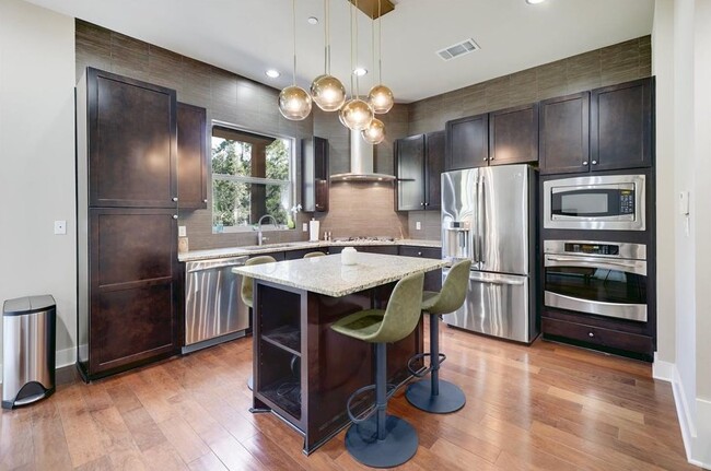 Foto del edificio - 8110 Ranch Road 2222