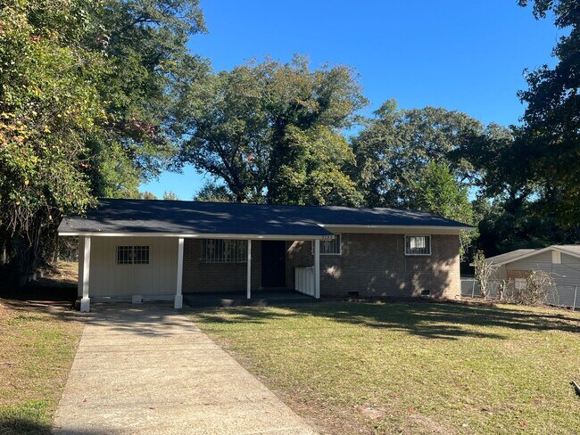 Building Photo - ***Totally Remodeled 4 Bedroom / 1 Bathroo...
