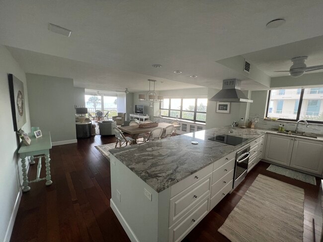 Building Photo - 4545 Gulf of Mexico Dr