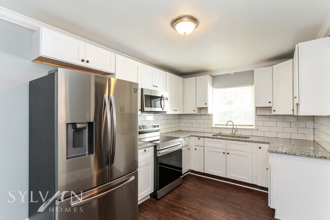 Building Photo - Enjoy one-level living in this 3 bedroom, ...