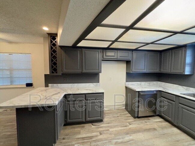 Foto del edificio - 6604 E 79th St