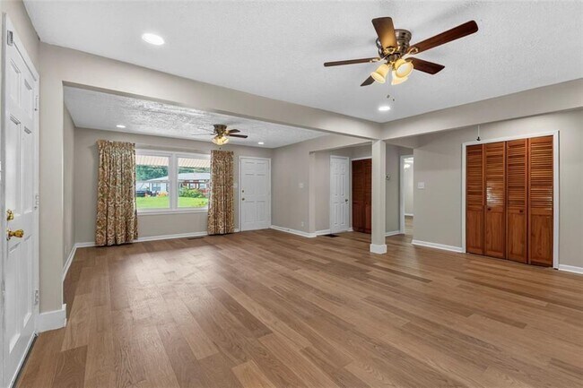 Foto del edificio - 3769 Amber Rd NW