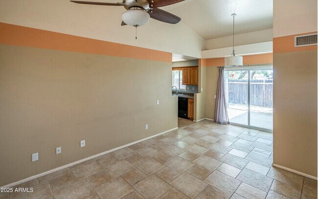 Foto del edificio - 4026 E Carson Rd
