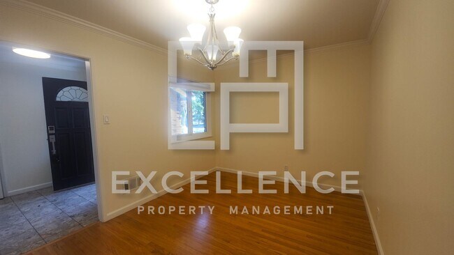 Foto del edificio - Spacious 4/2 with Workshop Area, Formal Di...