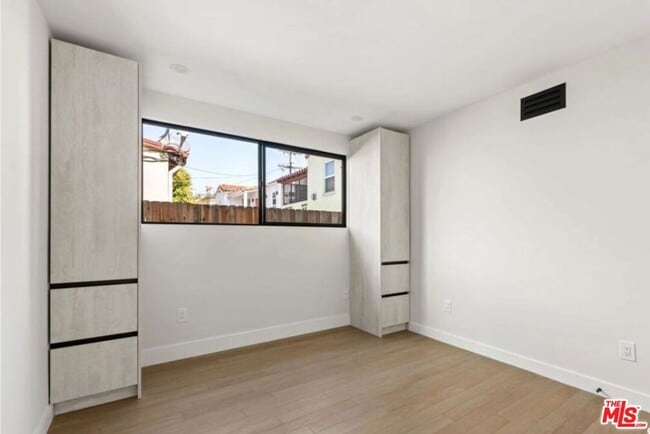 Foto del edificio - 1450 S Crescent Heights Blvd