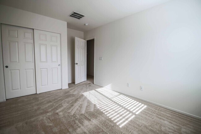 Building Photo - Spacious 2 story home at Mountains Edge