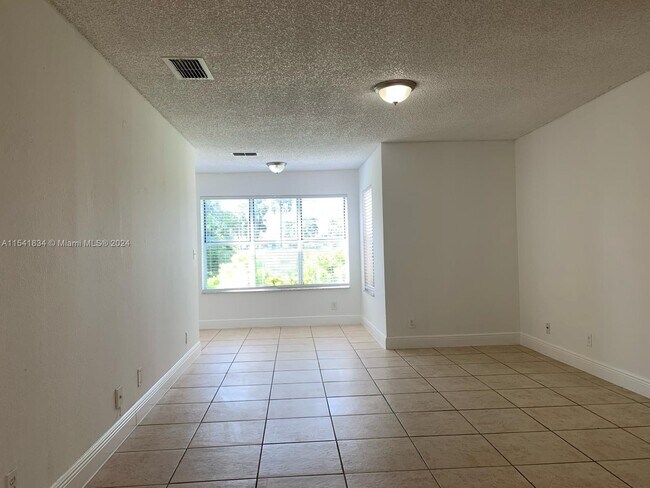 Foto del edificio - 3380 Pinewalk Dr N