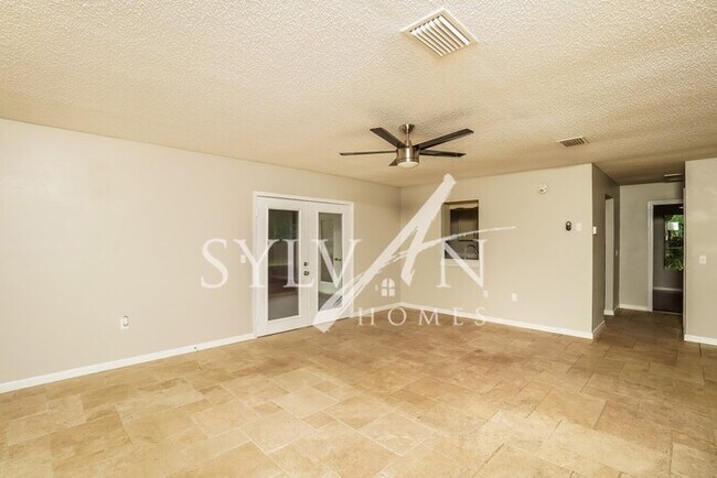 Building Photo - Don't miss out on this charming 2BR 2BA home!