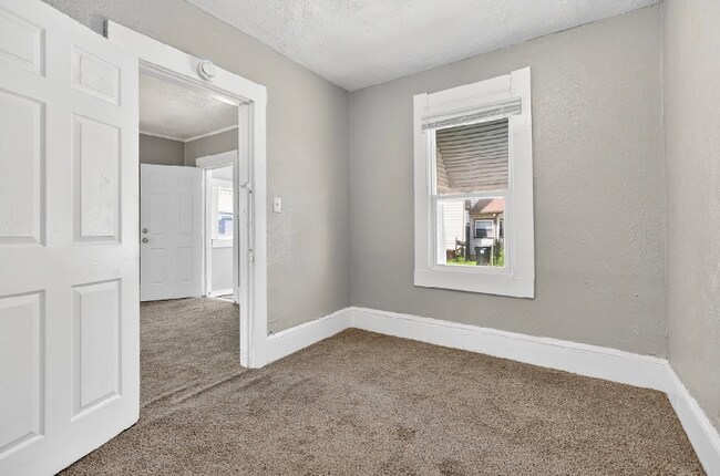 Foto del edificio - 3085 E 67th St