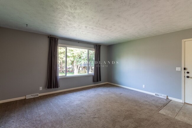 Building Photo - Updated Home in Olde Towne Bellevue