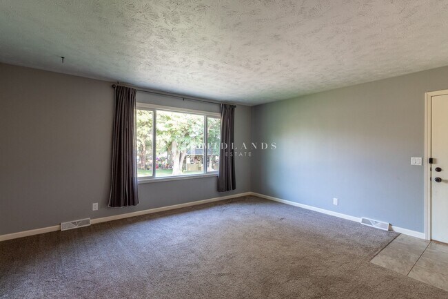 Foto del edificio - Updated Home in Olde Towne Bellevue