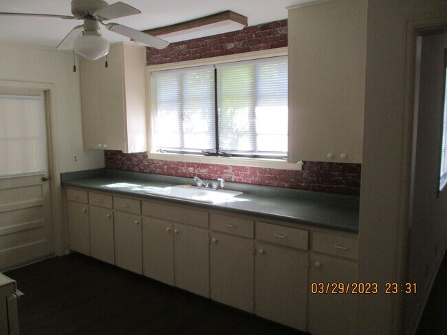 Building Photo - 1009 W Society Ave