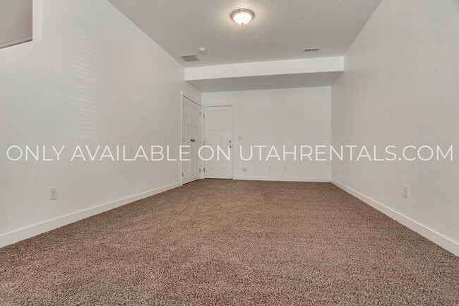 Building Photo - 689 E 355 N