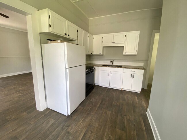 Foto del edificio - 1 Bedroom, 1 Bathroom- House in South Rome