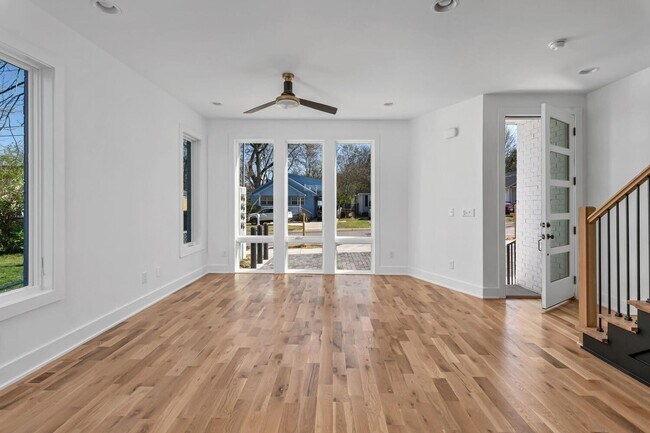 Foto del edificio - Stunning 4 Bedroom Home w/ Rooftop Deck Close to Downtown Nashville