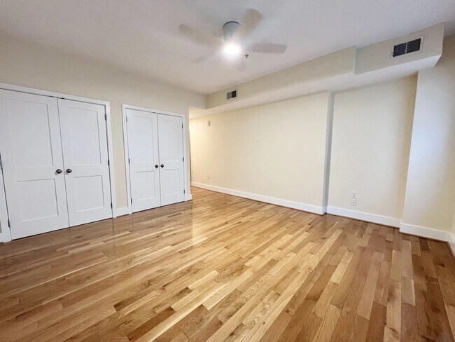 Building Photo - Olde City Apartment