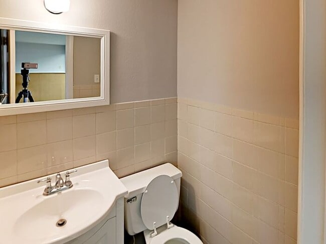 Building Photo - No Application Fees* $500 Off 1st months r...