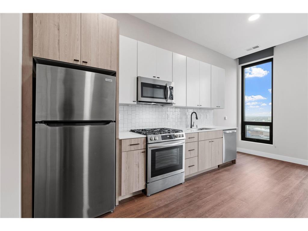 Primary Photo - 360 N 5th St