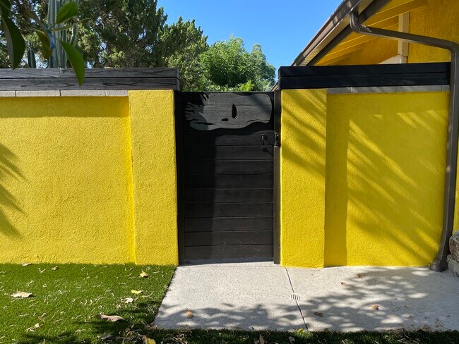 Keyed entrance to unite - 12501 Kenny Dr