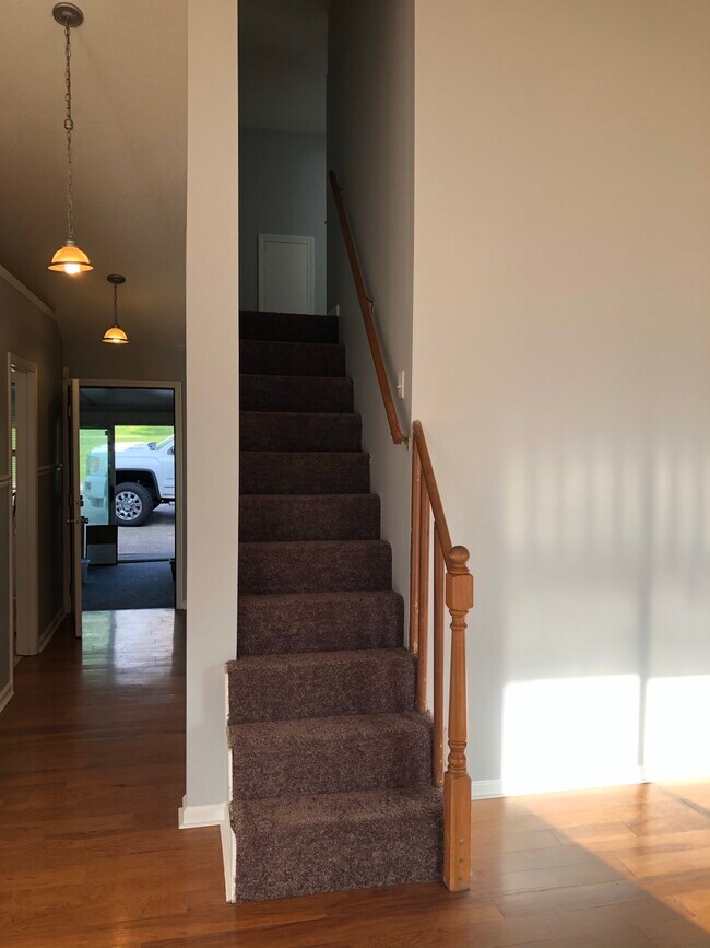 Al dormitorio privado/oficina en la planta superior con baño privado - 3292 Anderson Rd