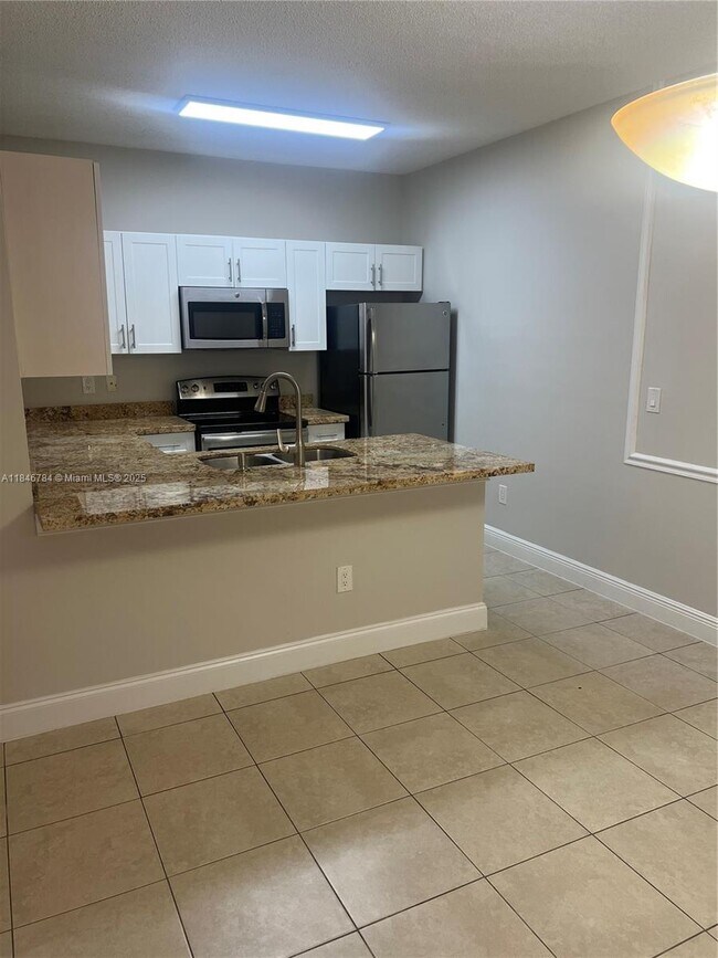 Foto del edificio - 18304 NW 68th Ave