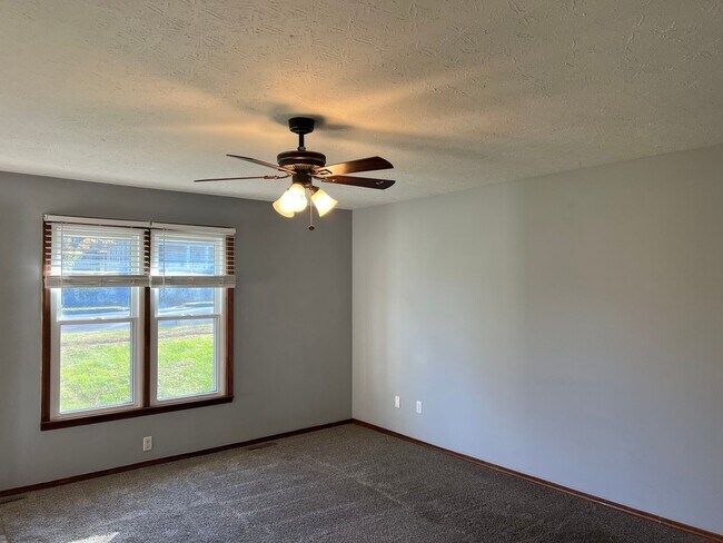 Foto del edificio - AVAILABLE NOW! Walking Distance to Silver Springs Park
