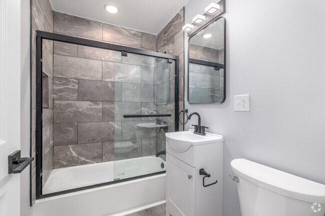 1BR, 1BA - 800SF - Bathroom - 314 Oak St.