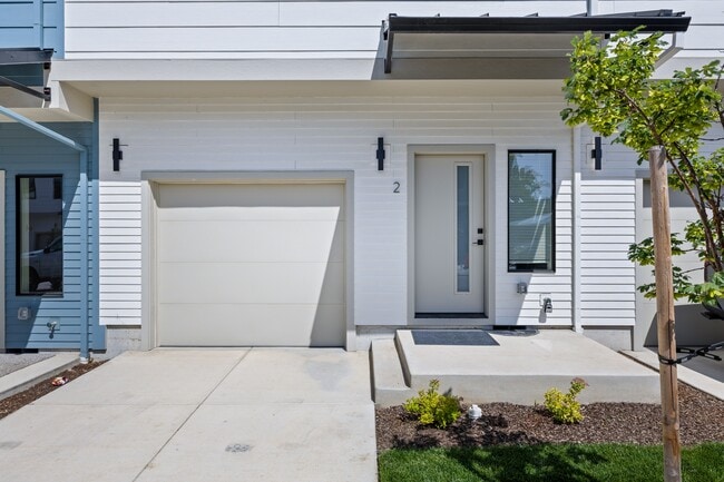 Building Photo - 2028 Sunset Dr