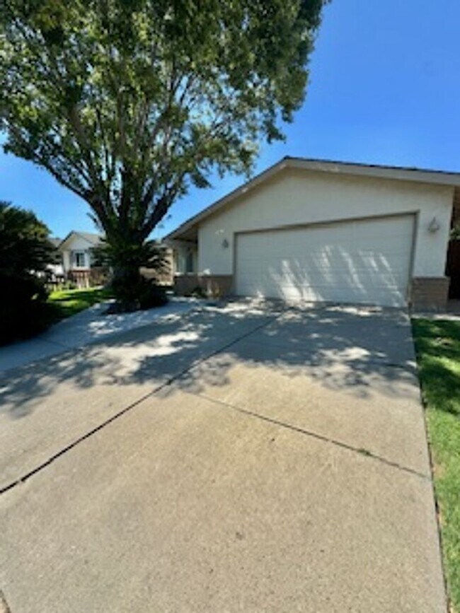 Foto del edificio - Charming 3-Bedroom Home with Fruit Trees, Garage & Pet-Friendly Living!