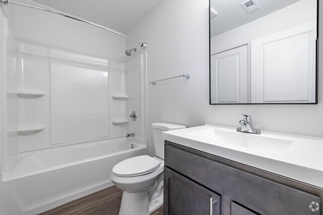 2 habitaciones, 1 baño - 821 pies cuadrados - Baño principal - Deerfield Crossing Apartments
