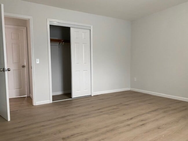 Building Photo - 960 Violet Ave