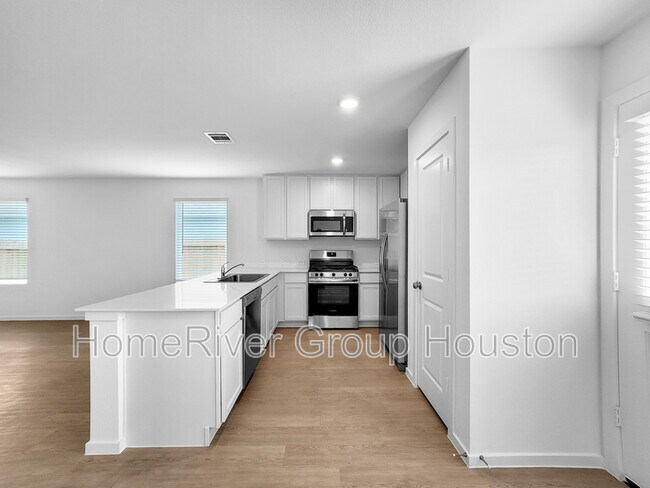 Foto del edificio - 16480 Blossom Grv Dr