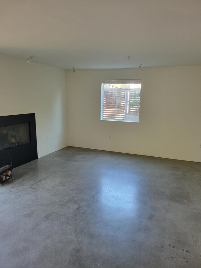 Foto del edificio - 5806 Waring Ave