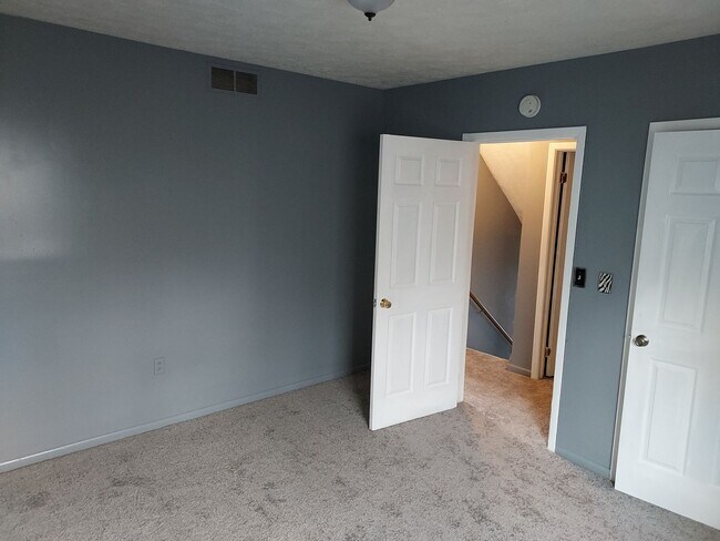 Building Photo - Spacious 3 Bed, 1.5 Bath House