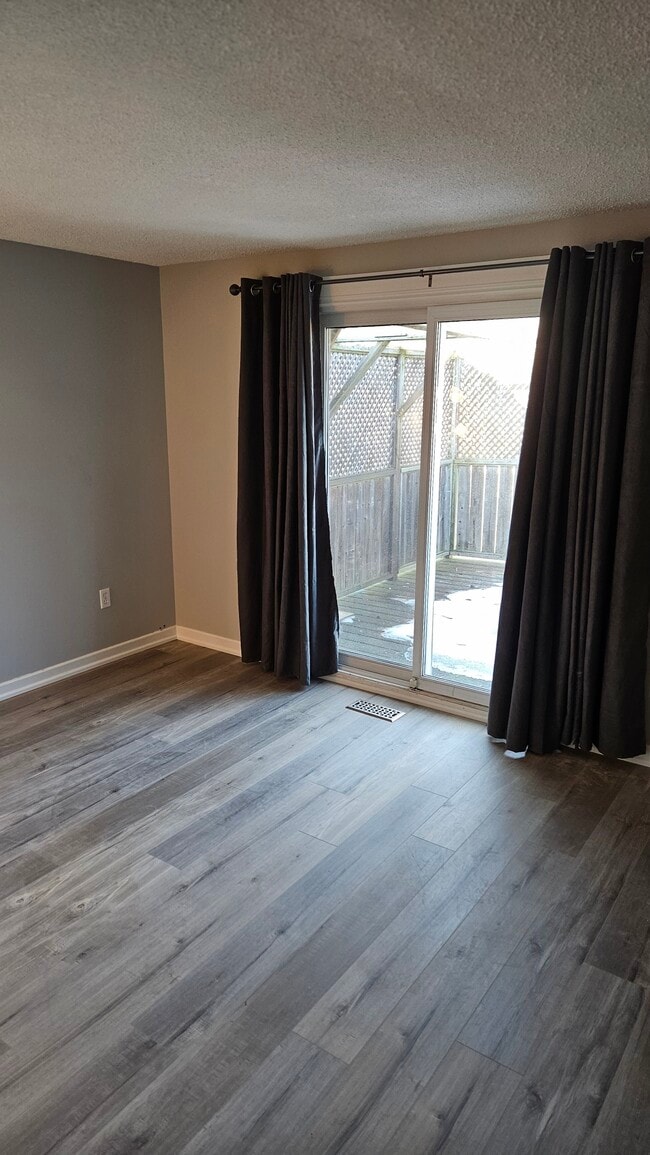 Photo du bâtiment - 142 Guildwood Dr