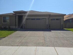 Building Photo - 1028 Chinook Dr
