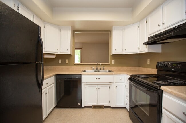 Building Photo - 465 Foxfire Dr