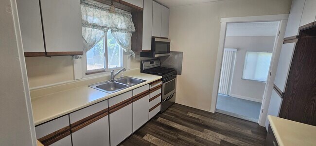 Building Photo - 916 W 300 N