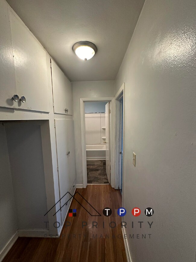 Building Photo - 1 Bedroom | 1 Bathroom Duplex in Waterloo ...