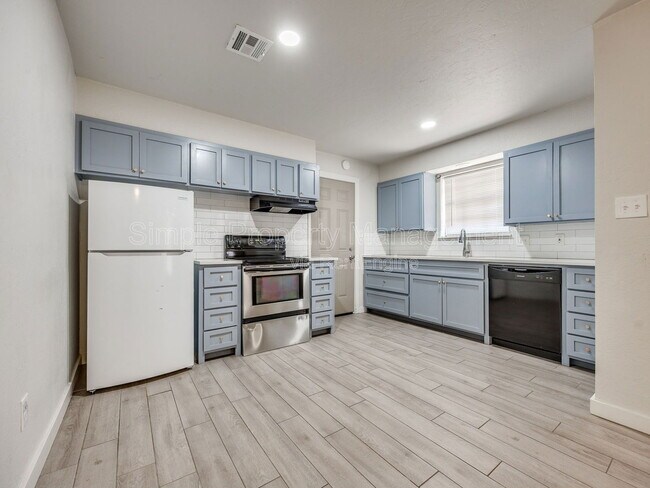 Building Photo - 2207 Donna Dr